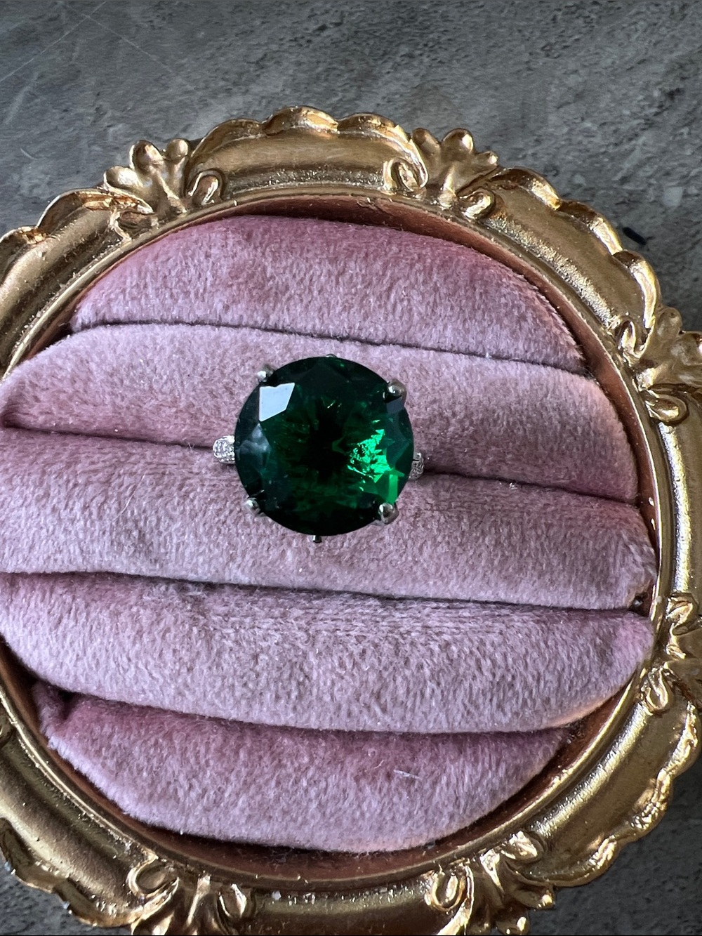 Emerald Green Round Cocktail Ring fashion  Jewelry size 7 as is but adjustable